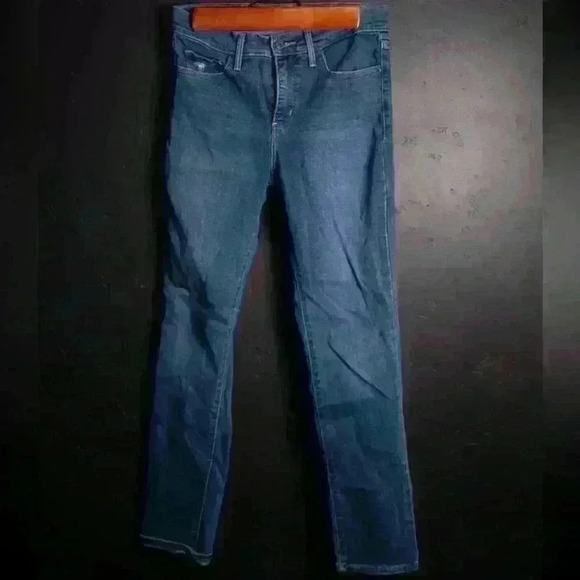 Levi's 312 Shaping Slim Jeans, Women's Size 28, Used - Picture 1 of 10